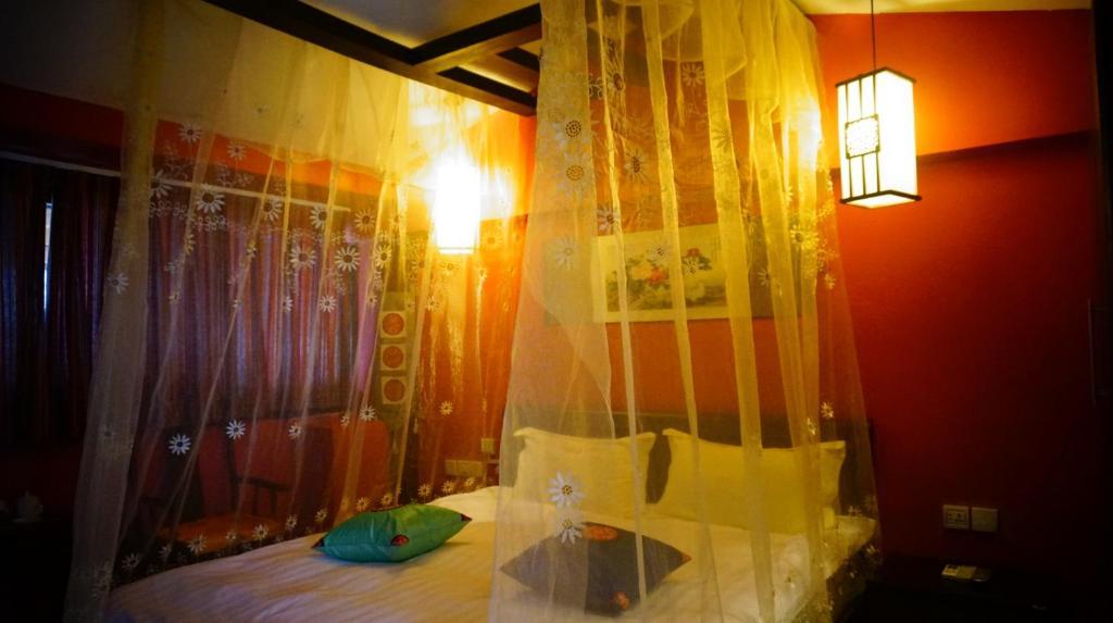 Lijiang Wangjia Courtyard Inn Стая снимка