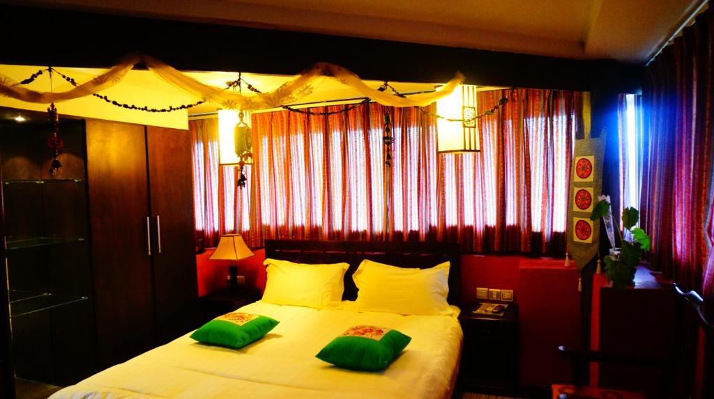 Lijiang Wangjia Courtyard Inn Стая снимка