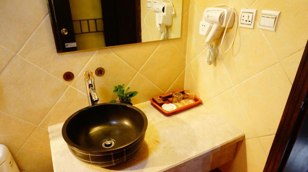 Lijiang Wangjia Courtyard Inn Стая снимка